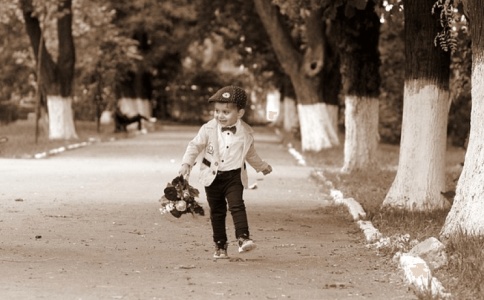 易姓男孩起名字推荐